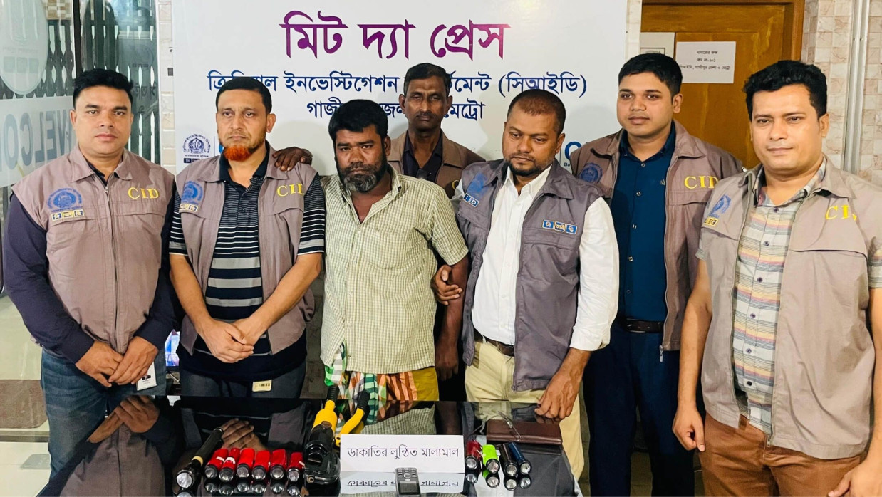 গ্রেপ্তার ডাকাত সর্দার