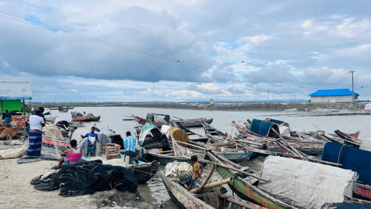 নদীর তীরে সারিবদ্ধভাবে বাঁধা মাছ ধরার নৌকা