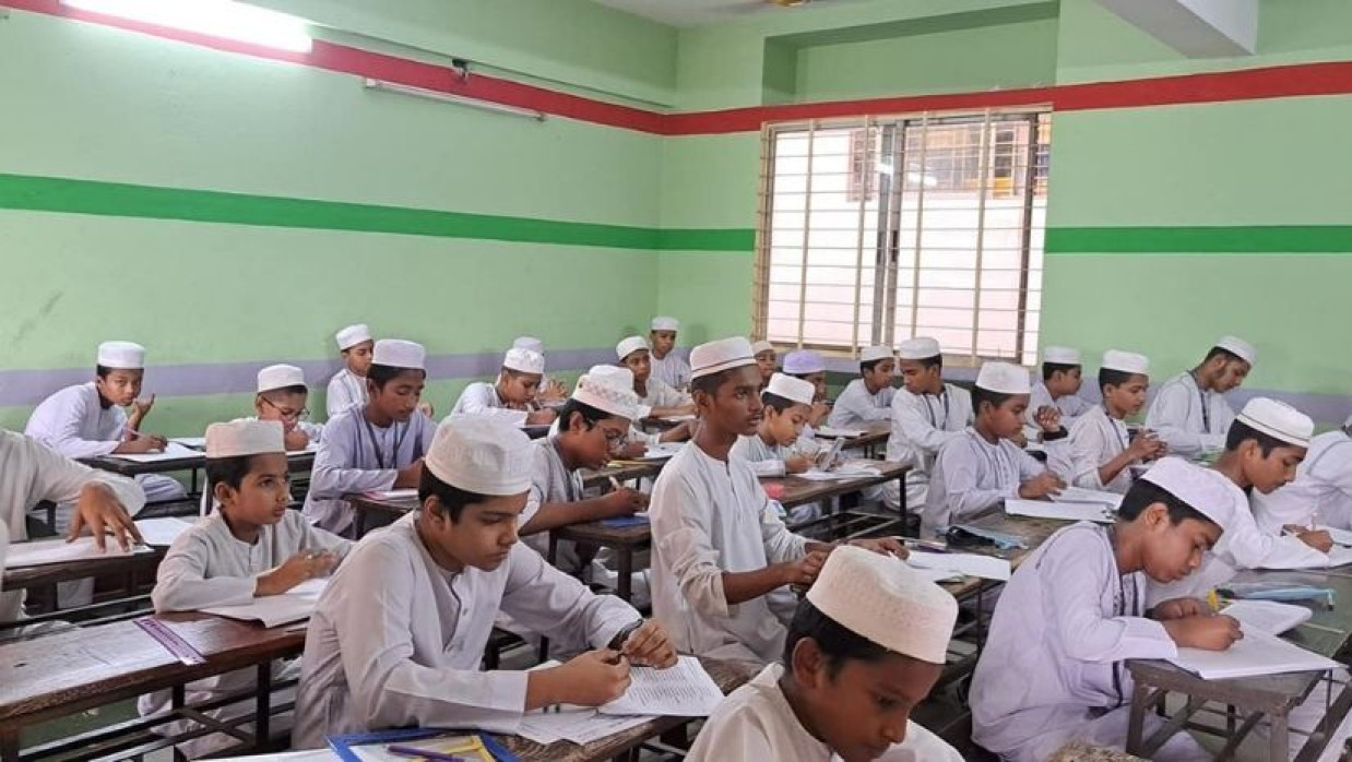 শ্রেণিকক্ষে ক্লাস করছে শিক্ষার্থীরা