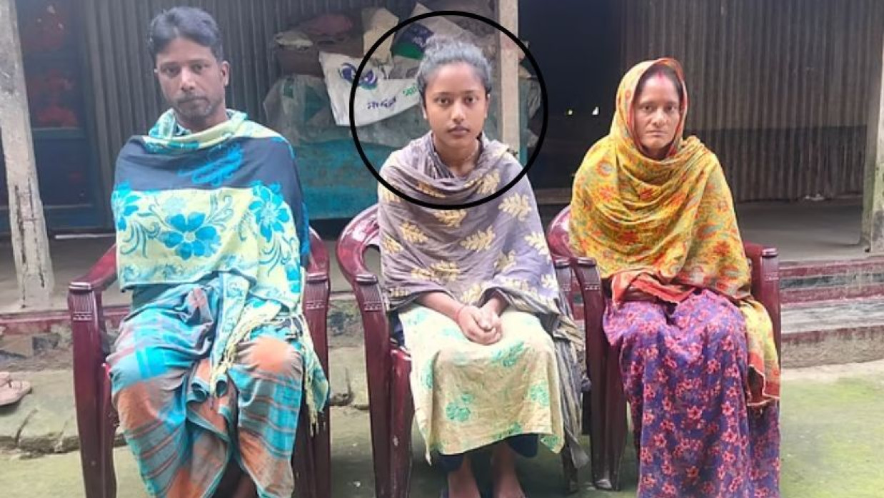 বাবা-মার মাঝে নন্দিনী রানী সরকার (গোল চিহ্নিত)