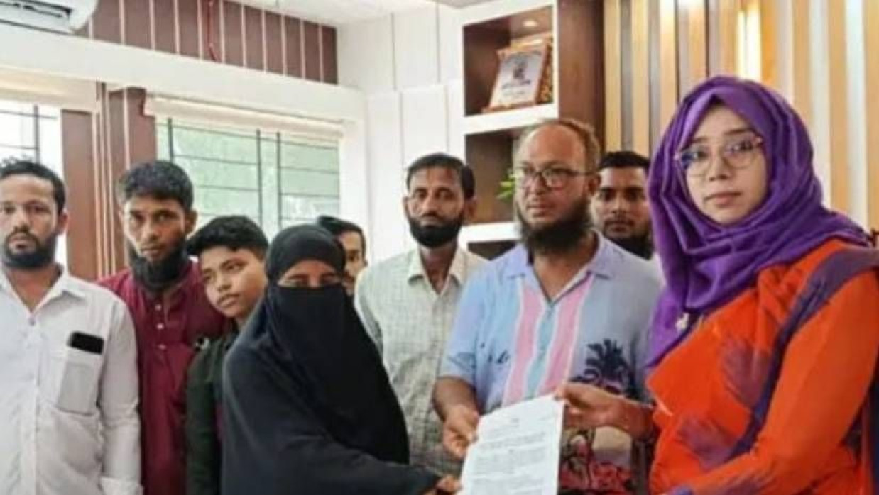 নেত্রকোনার উপজেলা নির্বাহী কর্মকর্তাকে স্মারকলিপি দেওয়া হচ্ছে