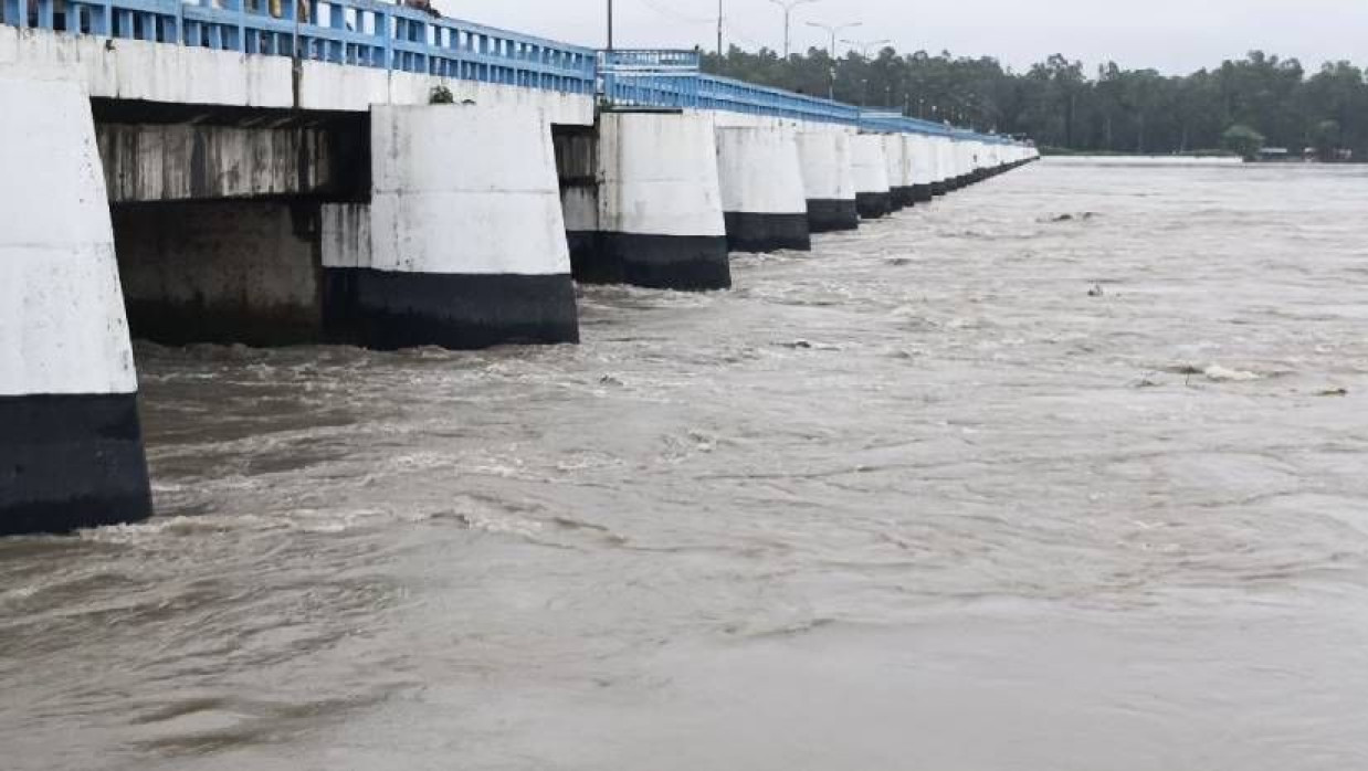 ডালিয়া পয়েন্টে পানি বিপদসীমার ওপর দিয়ে বইছে