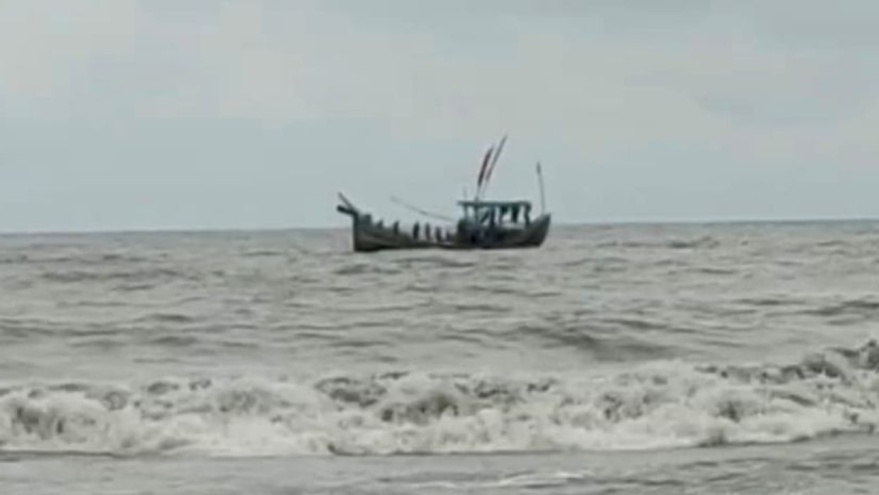 কুয়াকাটা সৈকতে ভেসে এল অর্ধগলিত মরদেহ