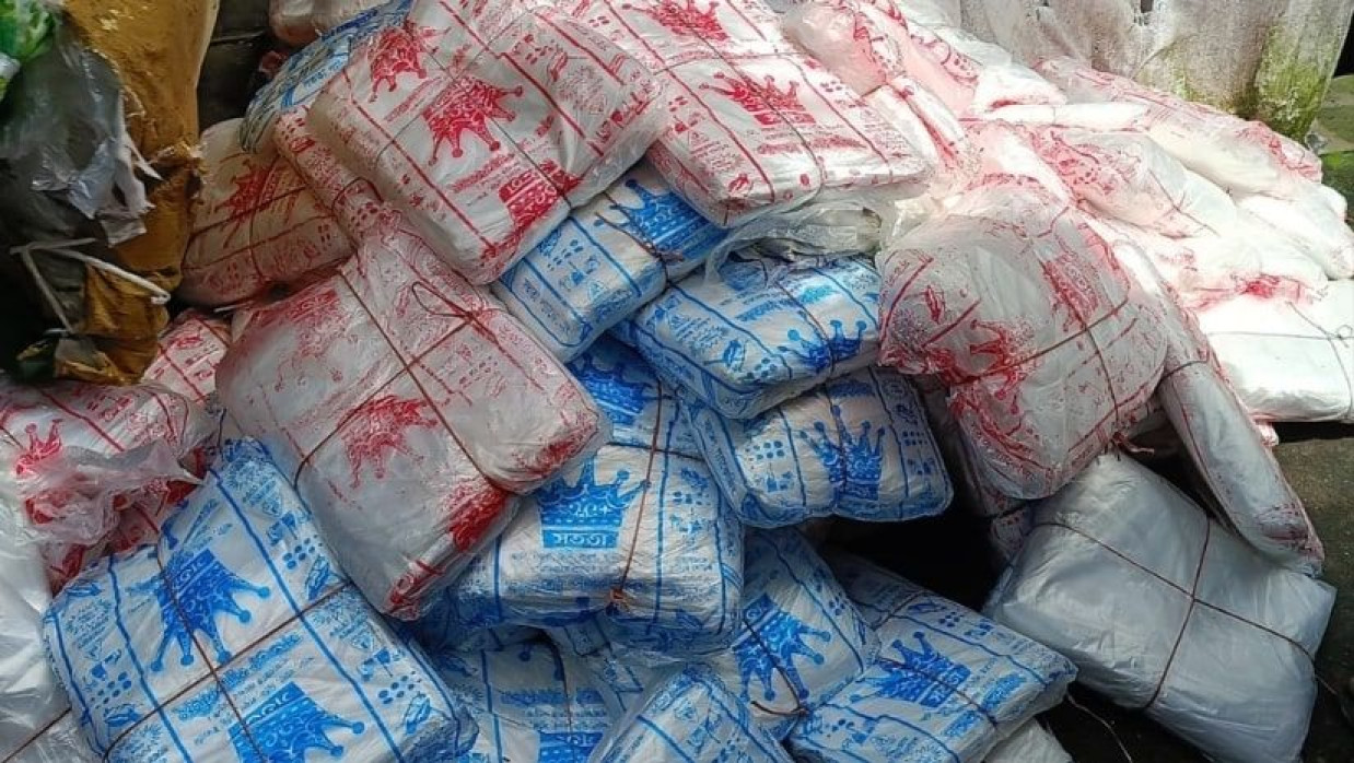 অভিযানে জব্দকৃত পলিথিন