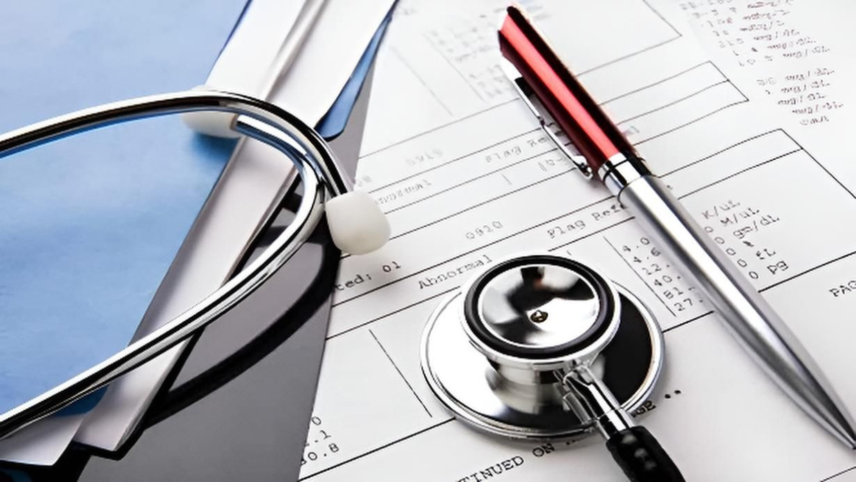 মেডিকেল ইন্সট্রুমেন্ট এবং পরীক্ষার পেপারের প্রতীকী ছবি