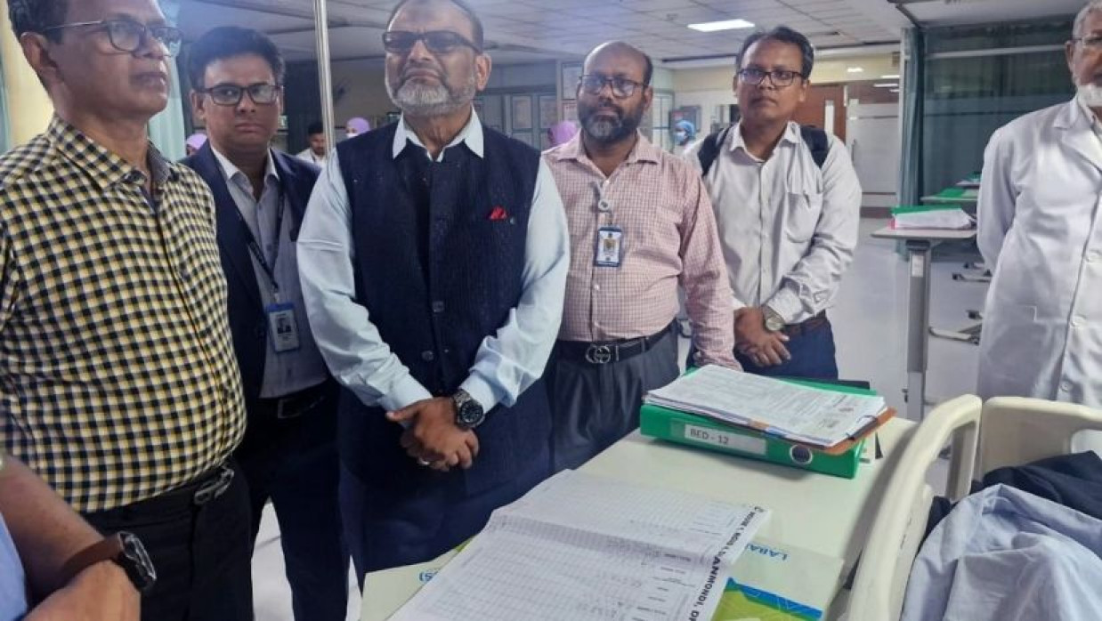 ইমেরিটাস অধ্যাপক ড. সৈয়দ মনজুরুল ইসলামকে দেখতে হাসপাতালে ঢাবি উপাচার্য