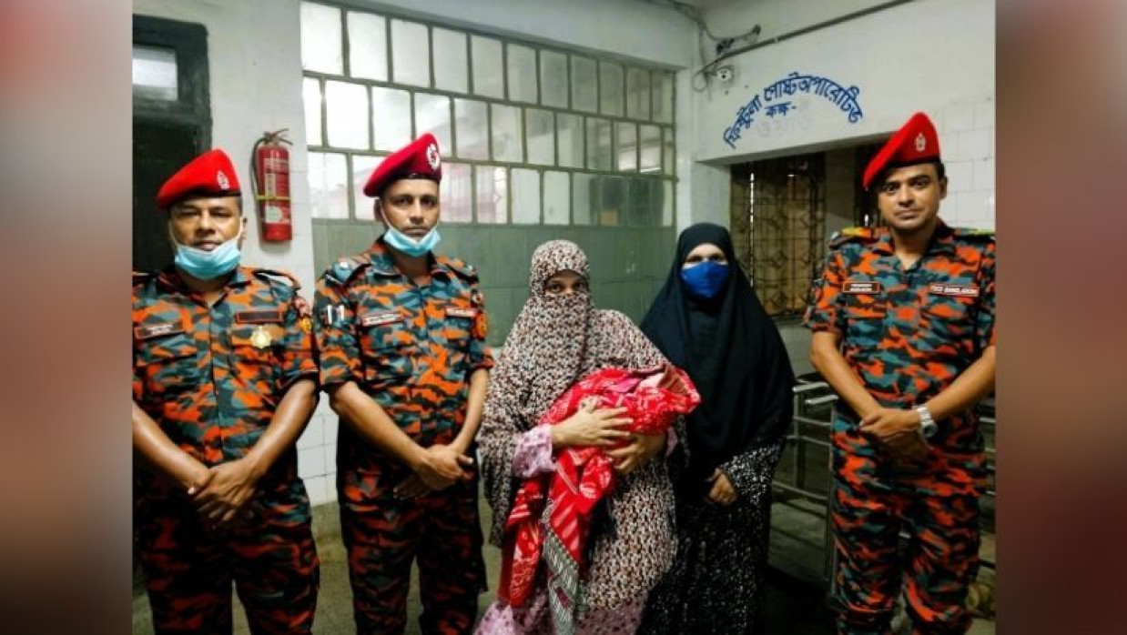 মায়ের কোলে ফায়ারফাইটার মো . নূরুল হুদার সন্তান