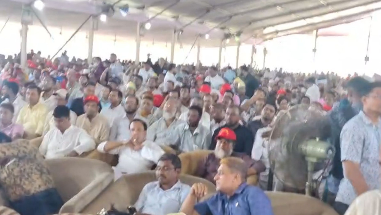 চলছে সমাবেশ