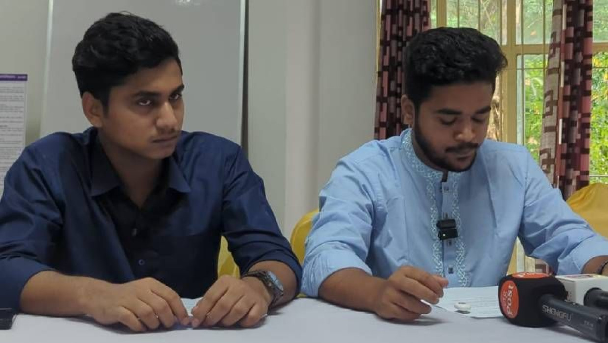 চাকসু ভবনে বিকেল ৪টায় আয়োজিত সংবাদ সম্মেলনের মনোনয়ন প্রত্যাহার করা দুজন