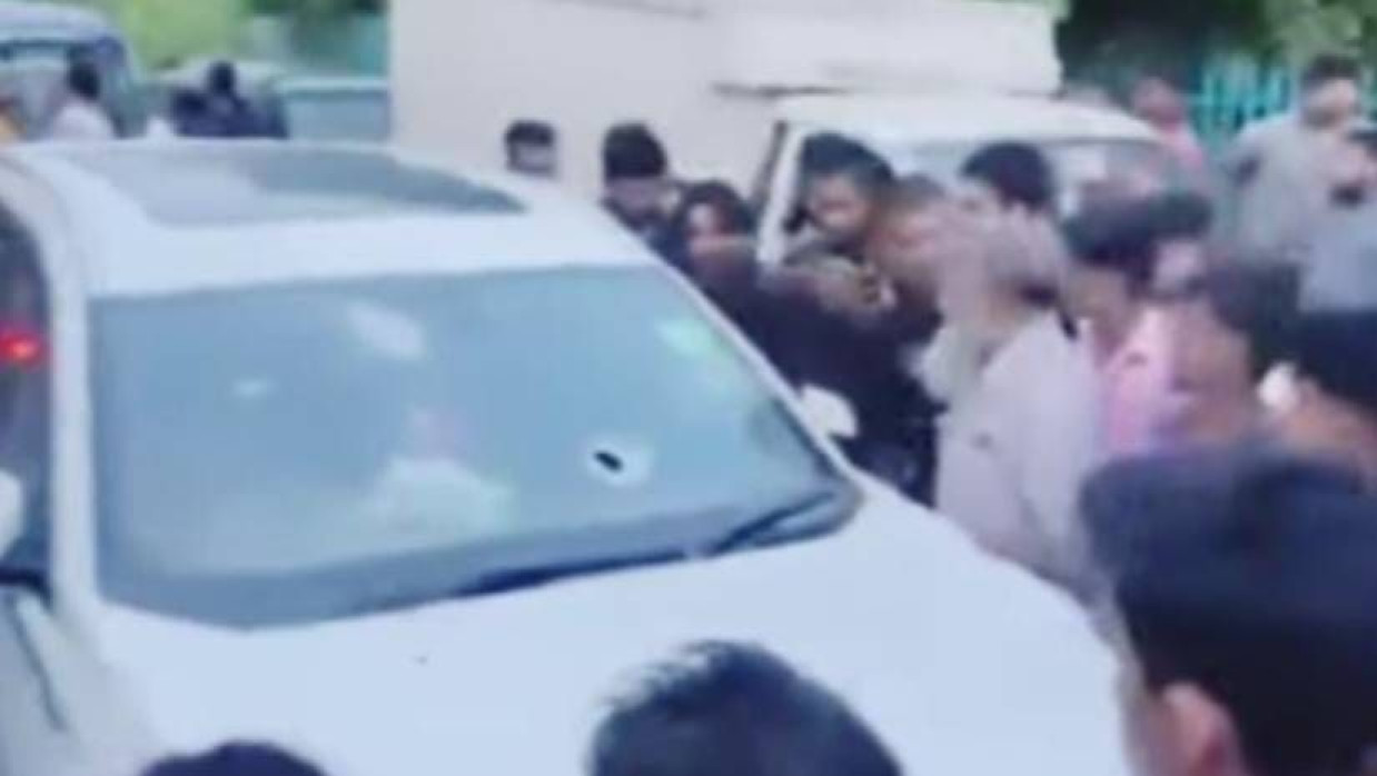 প্রাইভেটকারে থাকা বিএনপি নেতাদের লক্ষ্য করে দুর্বৃত্তরা এলোপাতাড়ি গুলি চালায়