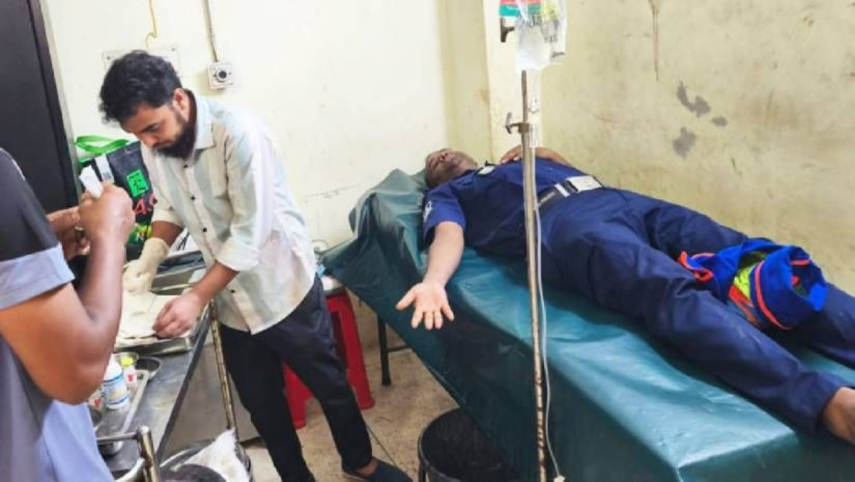 হামলায় আহত পুলিশের এক সদস্য চিকিৎসা নিচ্ছেন