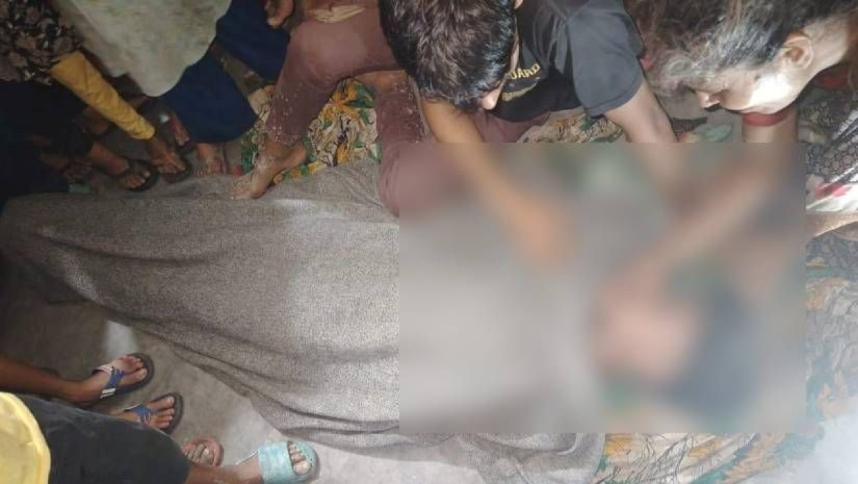 মারা যাওয়া স্কুলছাত্রের মরদেহ ঘিরে স্বজনদের আহাজারি 