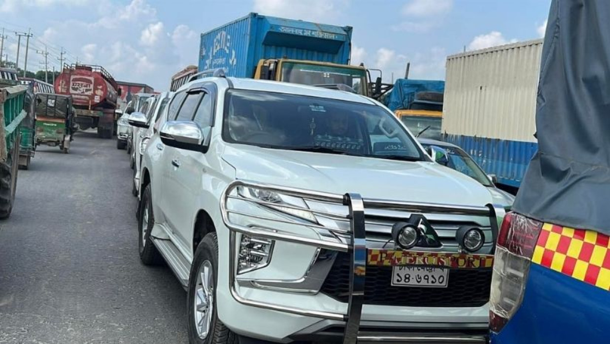 সড়ক উপদেষ্টার গাড়িবহর