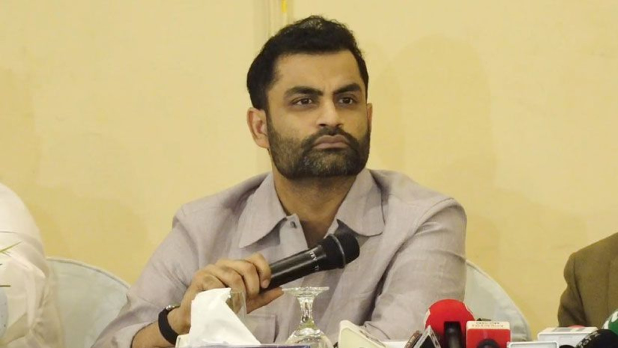 সংবাদ সম্মেলনে বক্তব্য রাখছেন তামিম 