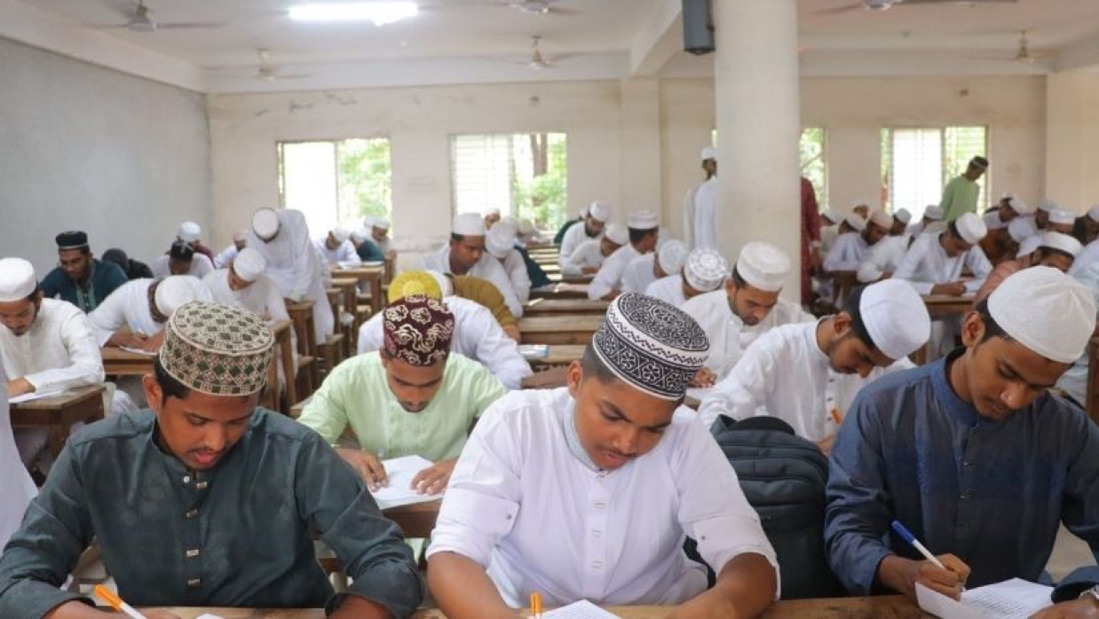 শ্রেণিকক্ষে মাদ্রাসার শিক্ষার্থীরা