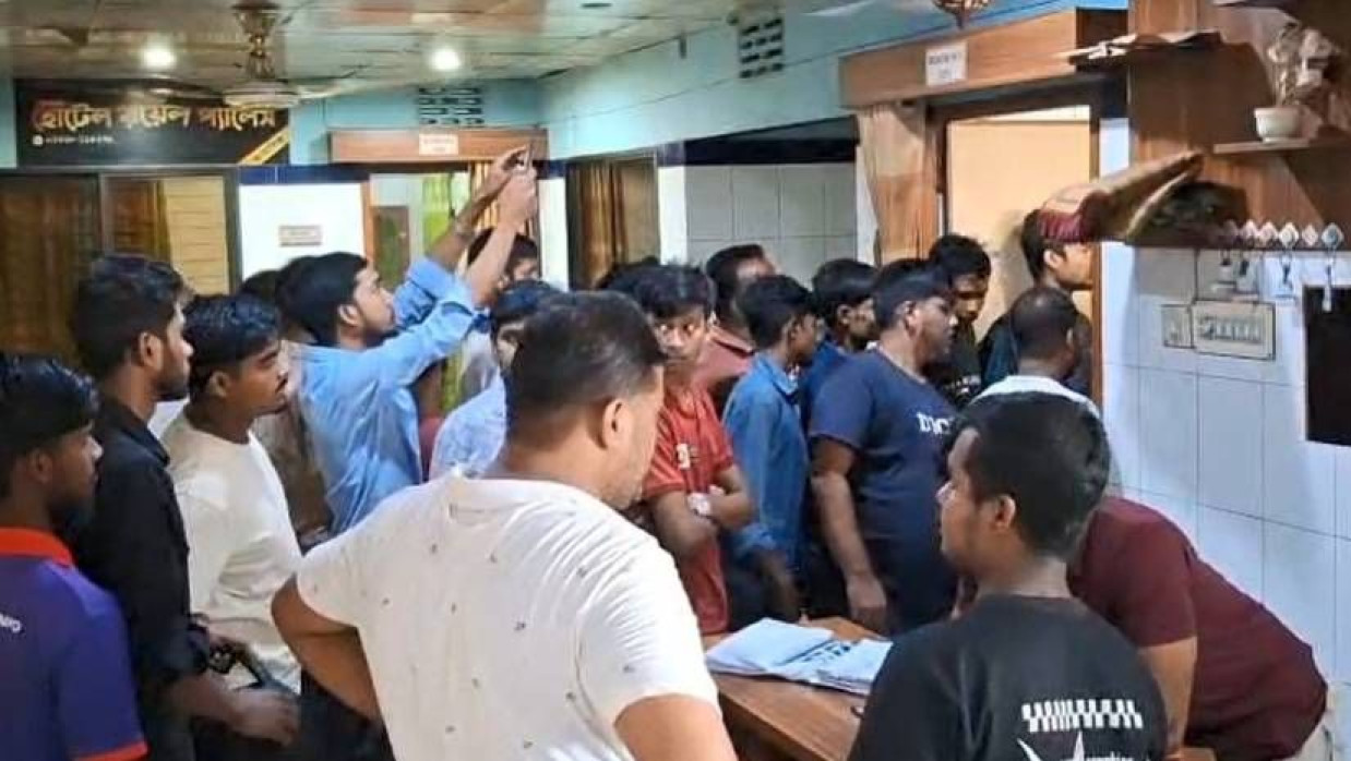 আবাসিক হোটেলে উৎসুক মানুষের ভিড়