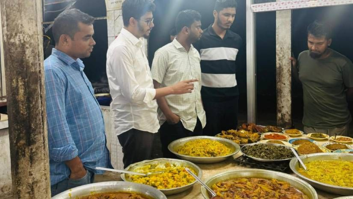 খাবার দোকানে খাবার দেখছেন জাকসুর নেতাকর্মীরা