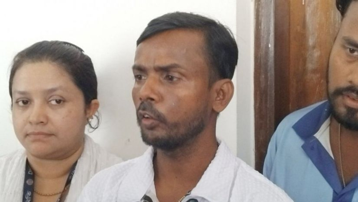 সাংবাদিকদের সঙ্গে কথা বলছেন হিরো আলম