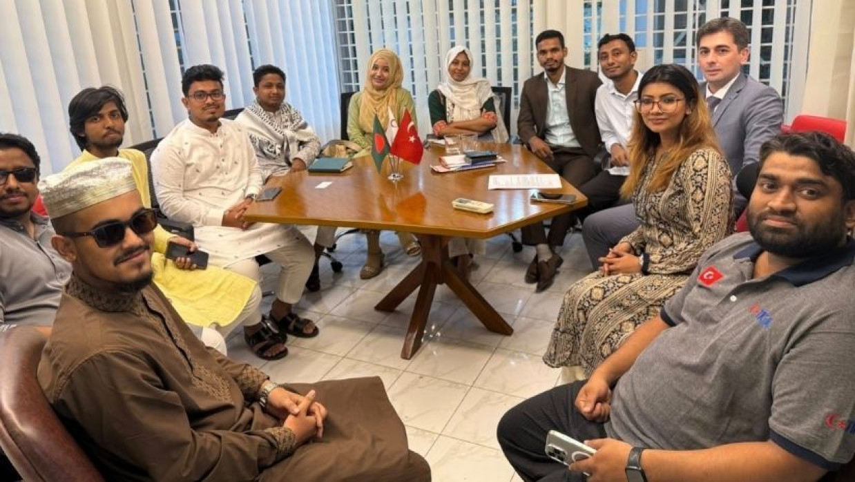 টীকার সঙ্গে ডাকসু প্রতিনিধির সৌজন্য সাক্ষাৎ