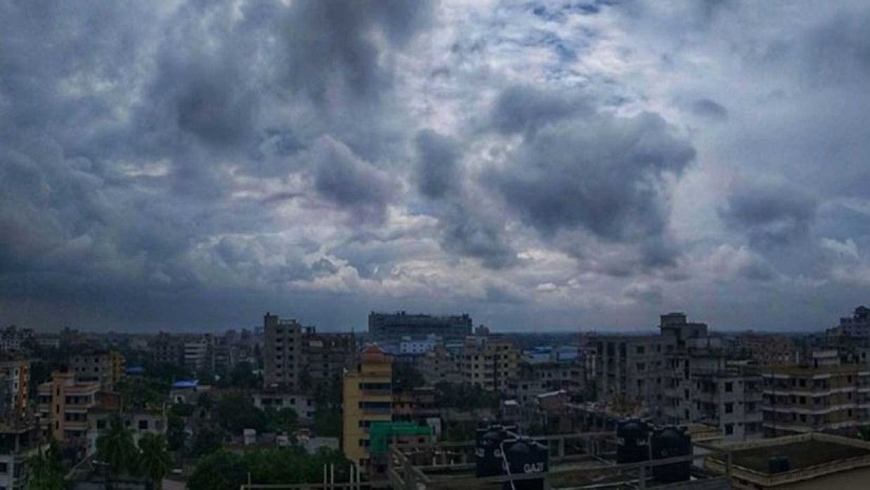 ঢাকার আকাশ মেঘলা