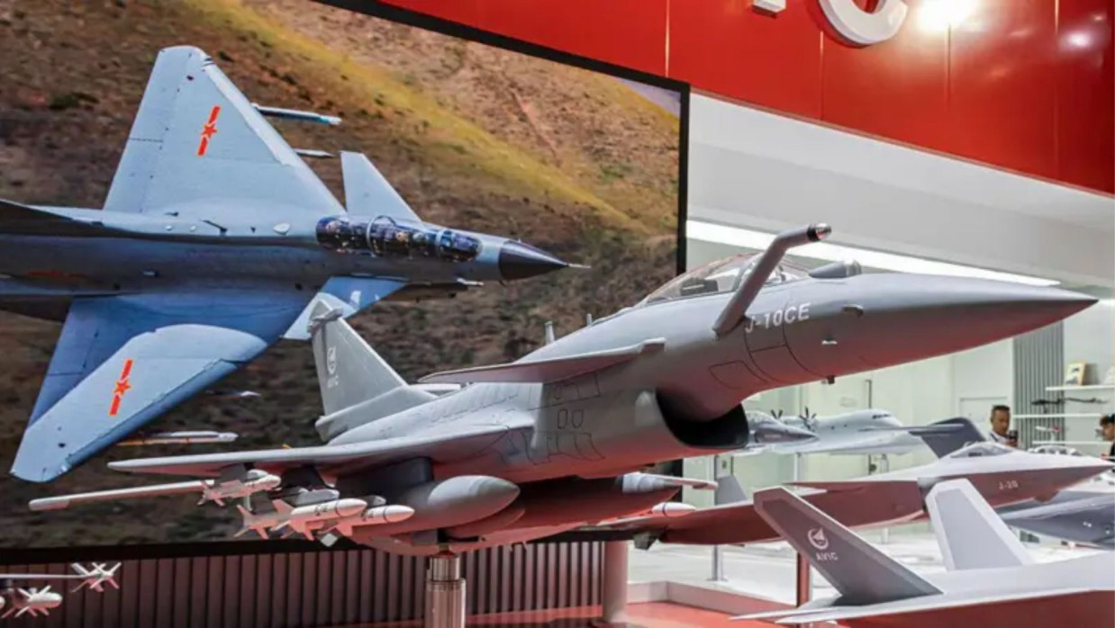 চীনের তৈরি জে -১০ সিই মাল্টিরোল যুদ্ধবিমান