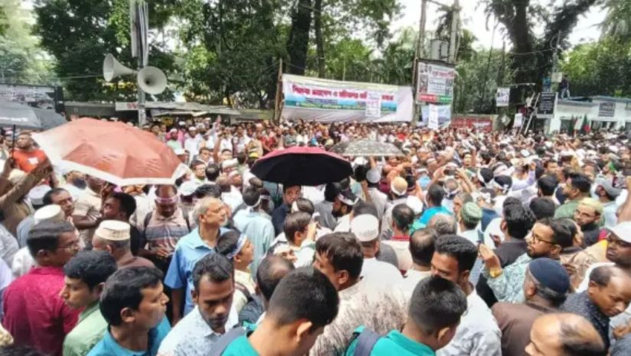 প্রেস ক্লাবের সামনে শিক্ষকদের আন্দোলন