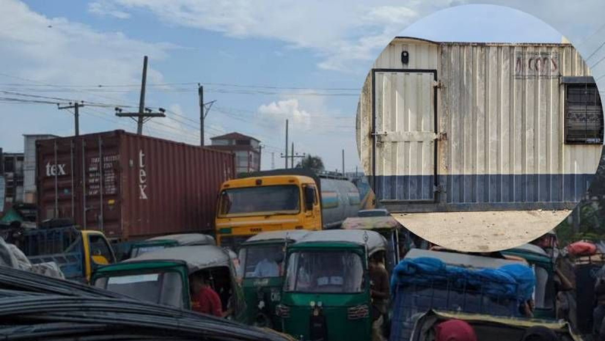 ঢাকা-সিলেট মহাসড়কে যানজট ও সওজের অস্থায়ী কার্যালয় তালাবদ্ধ (বৃত্তে)