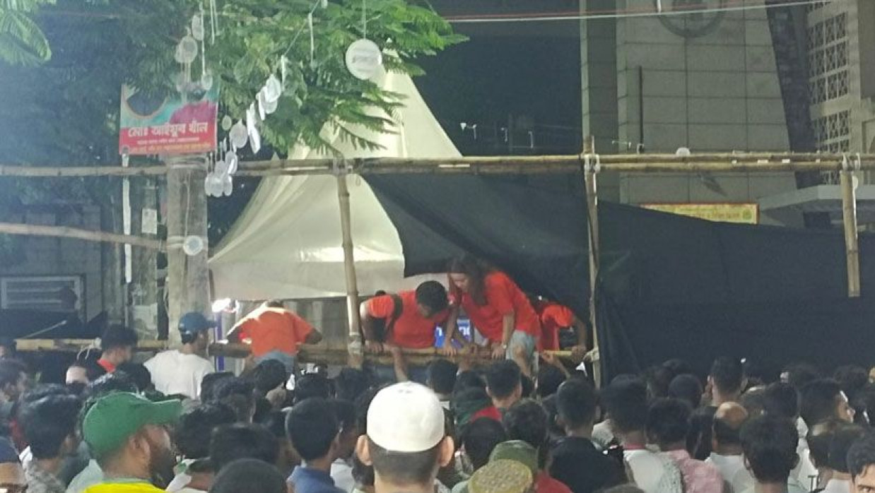 গেট ভেঙে ঢুকছেন দর্শকরা