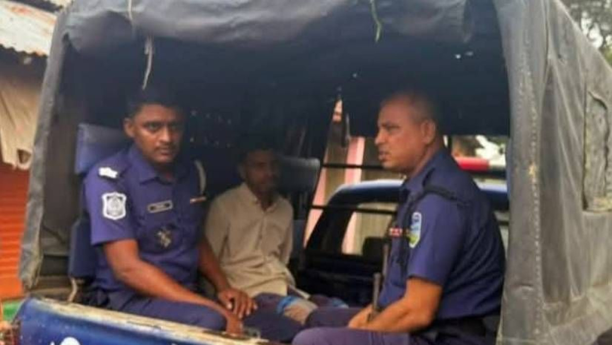 মা-বাবাকে হত্যার অভিযোগ ছেলে রাজু মিয়াকে আটক করেছে পুলিশ