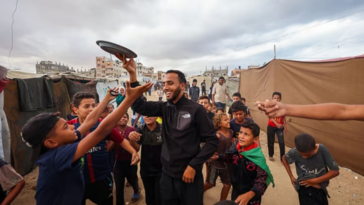 মিষ্টি বিতরণ করে ফিলিস্তিনিদের যুদ্ধবিরতির ঘোষণা উদ্‌যাপন