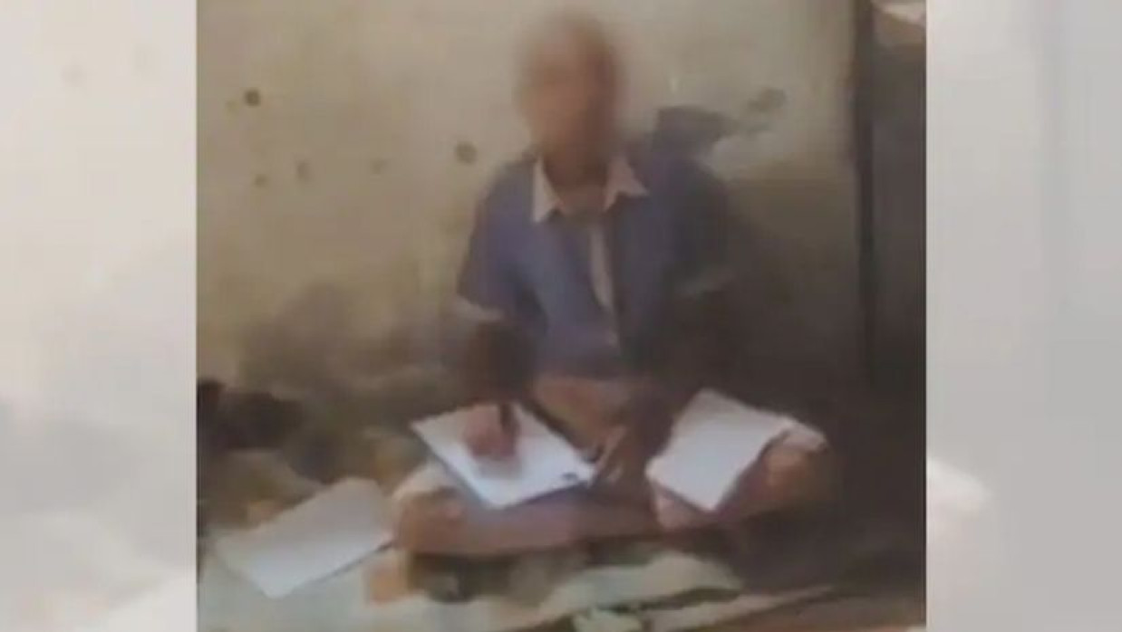 ছেলেকে মেঝেতে বসে পরীক্ষা দেয়ালো স্কুল কর্তৃপক্ষ