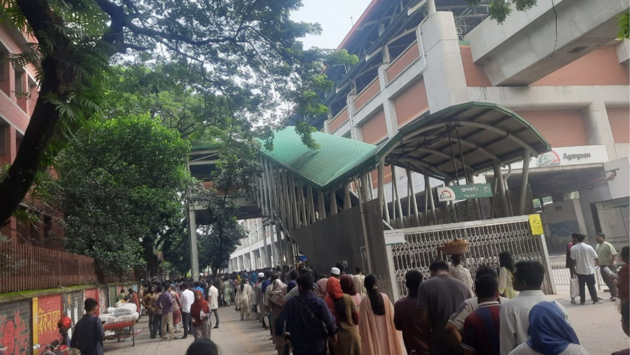 পরীক্ষা কেন্দ্রের সামনে পরীক্ষার্থীরা