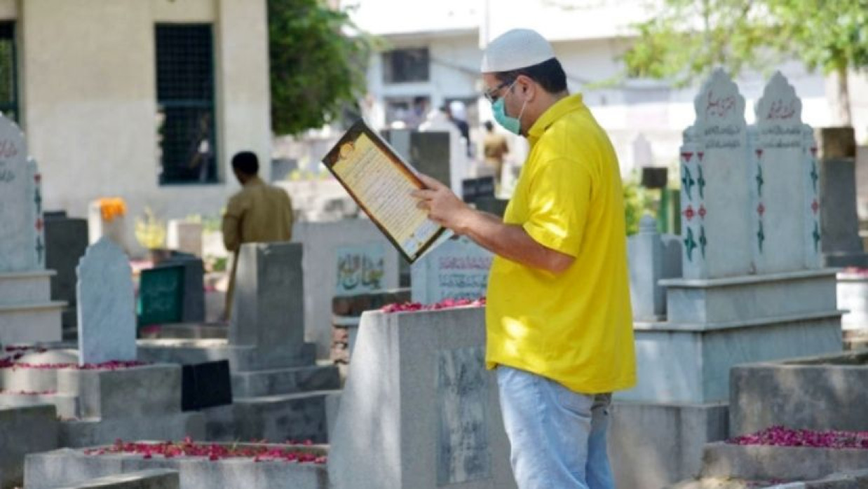 কবরের পাশে কুরআন তেলাওয়াত