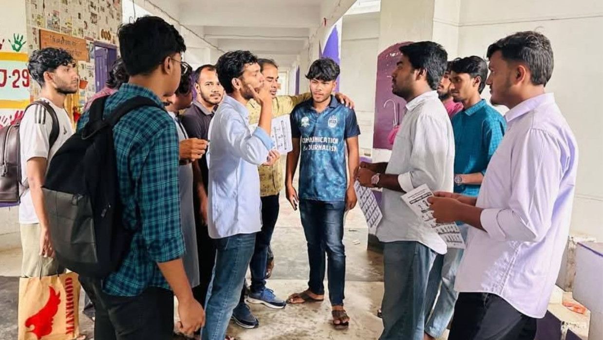 চাকসু নির্বাচন উপলক্ষে প্রচার প্রচারণায় ব্যস্ত প্রার্থীরা