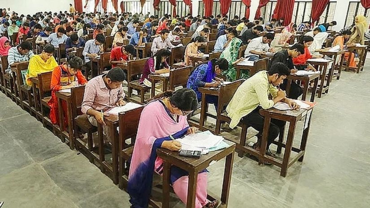 কেন্দ্রে পরীক্ষা দিচ্ছে প্রার্থীরা