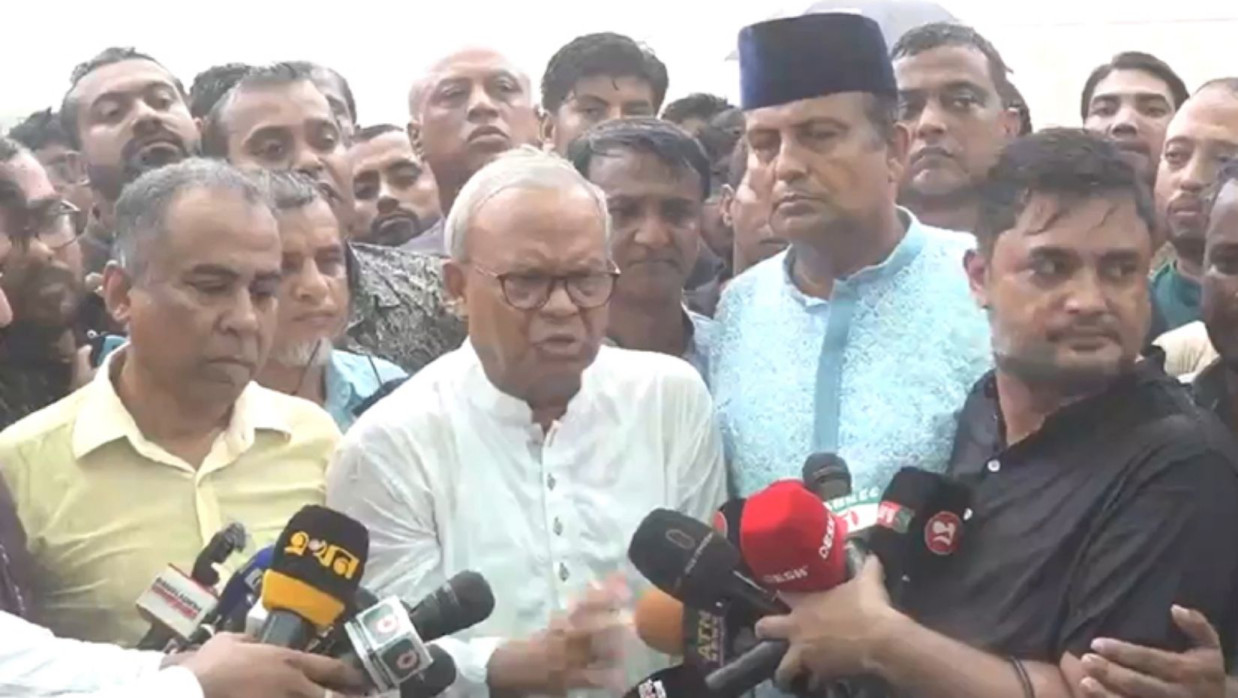 কথা বলছেন বিএনপির সিনিয়র যুগ্ম মহাসচিব রুহুল কবির রিজভী