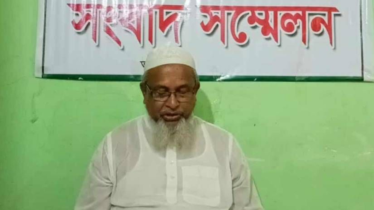 নিজ বাড়িতে সংবাদ সম্মেলনে মোহাম্মদ আলী শেখ