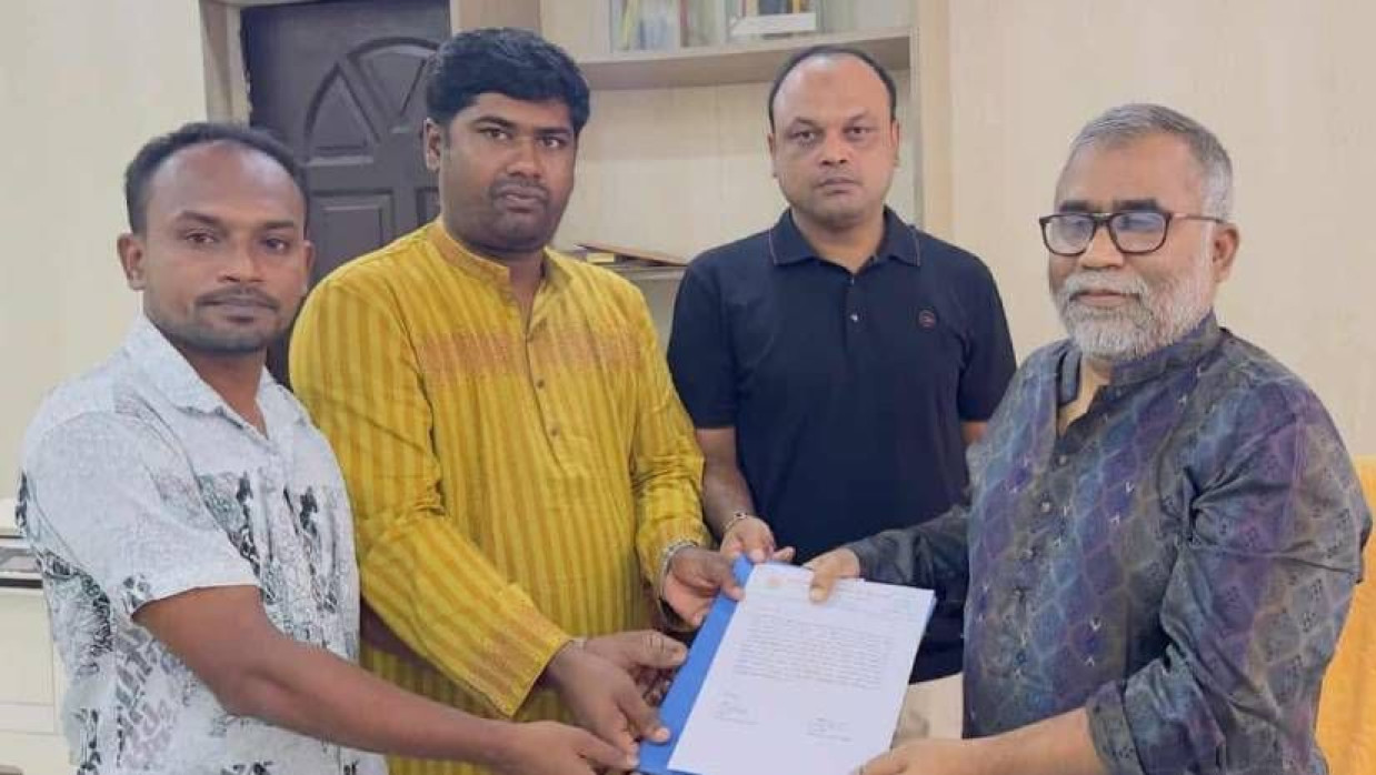 উপাচার্য অধ্যাপক ড. নকীব মোহাম্মদ নসরুল্লাহকে স্মারকলিপি দিচ্ছেন ছাত্রদলের নেতারা