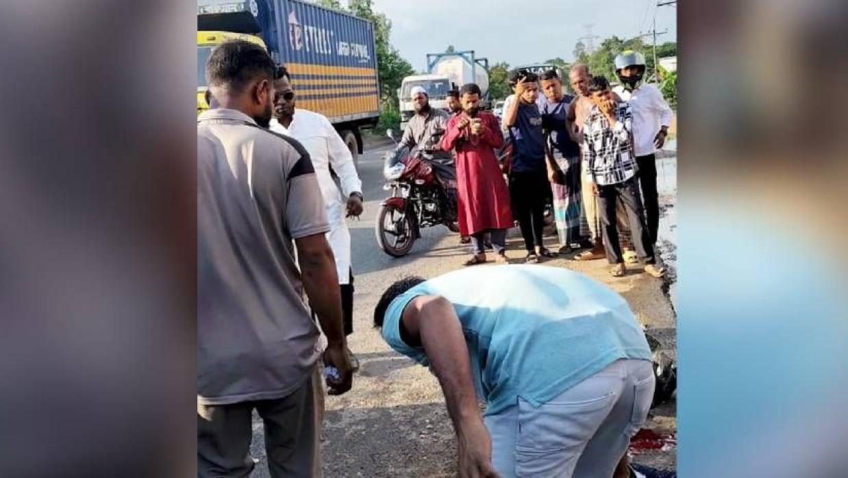 হতাহতদের উদ্ধার করছেন পথচারীরা