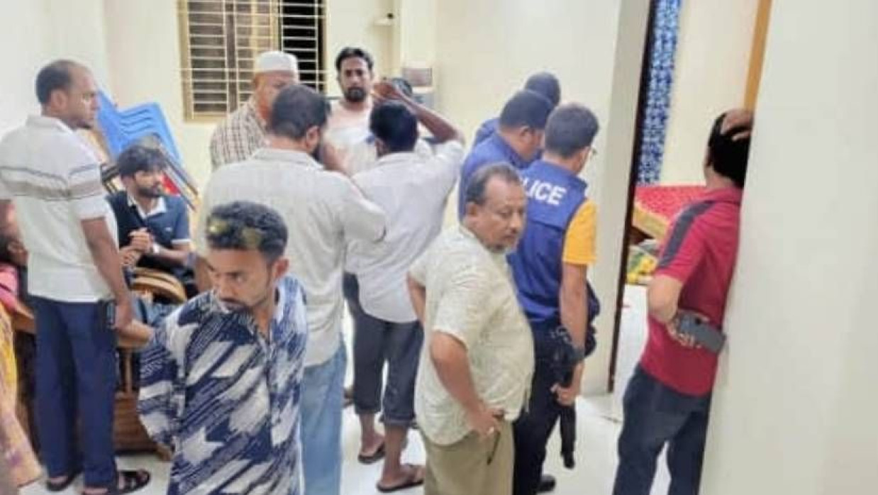 নিহতদের বাড়িতে এলাকাবাসী ও পুলিশ 