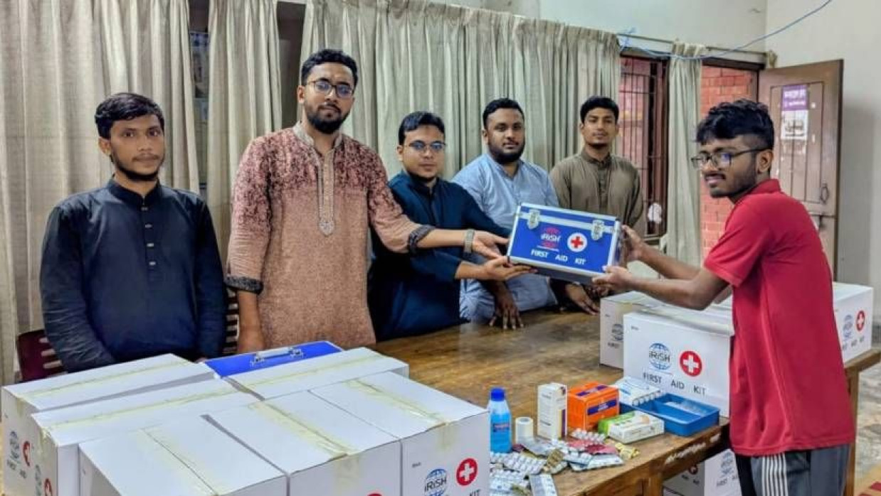 ফার্স্ট এইড বক্স বিতরণ করা হচ্ছে