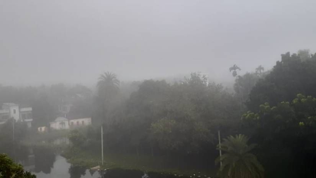 ভোরবেলা ঘন কুয়াশা