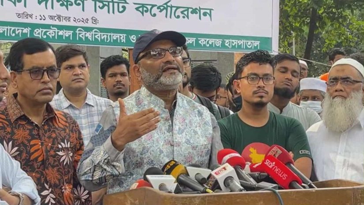 ঢাবিতে পরিচ্ছন্নতা অভিযানের উদ্বোধন করে কথা বলছেন উপাচার্য অধ্যাপক ড. নিয়াজ আহমদ খান