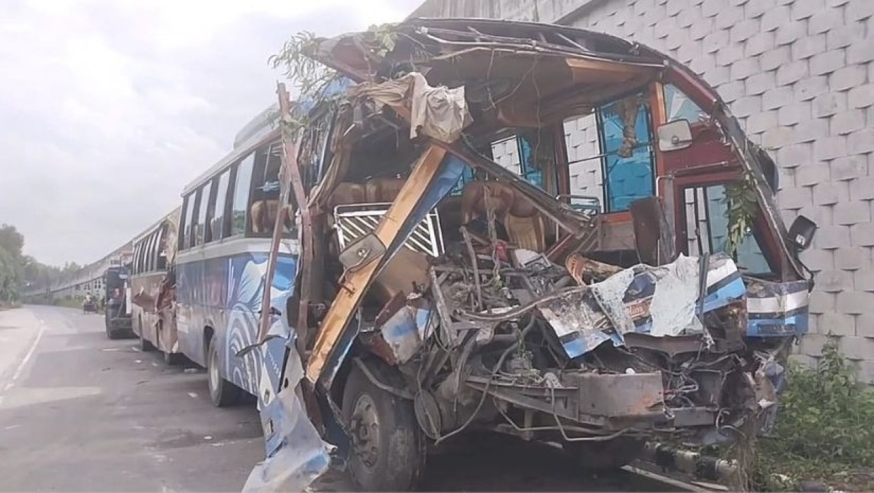 দুর্ঘটনাকবলিত বাস