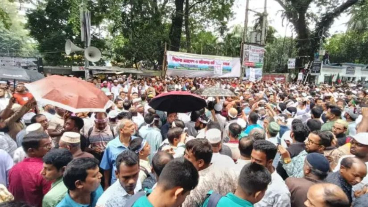 প্রেস ক্লাবের সামনে শিক্ষকদের আন্দোলন