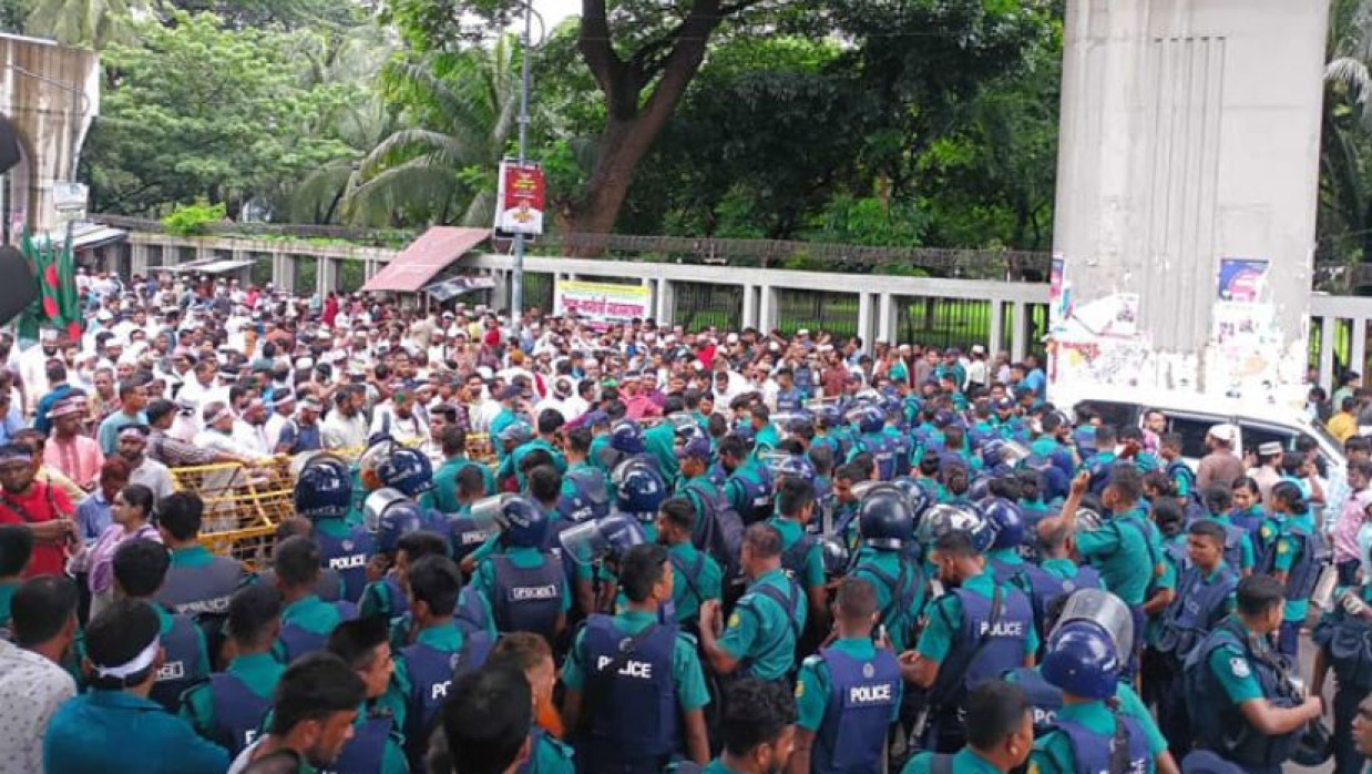 প্রেস ক্লাবের সামনে শিক্ষকদের আন্দোলন