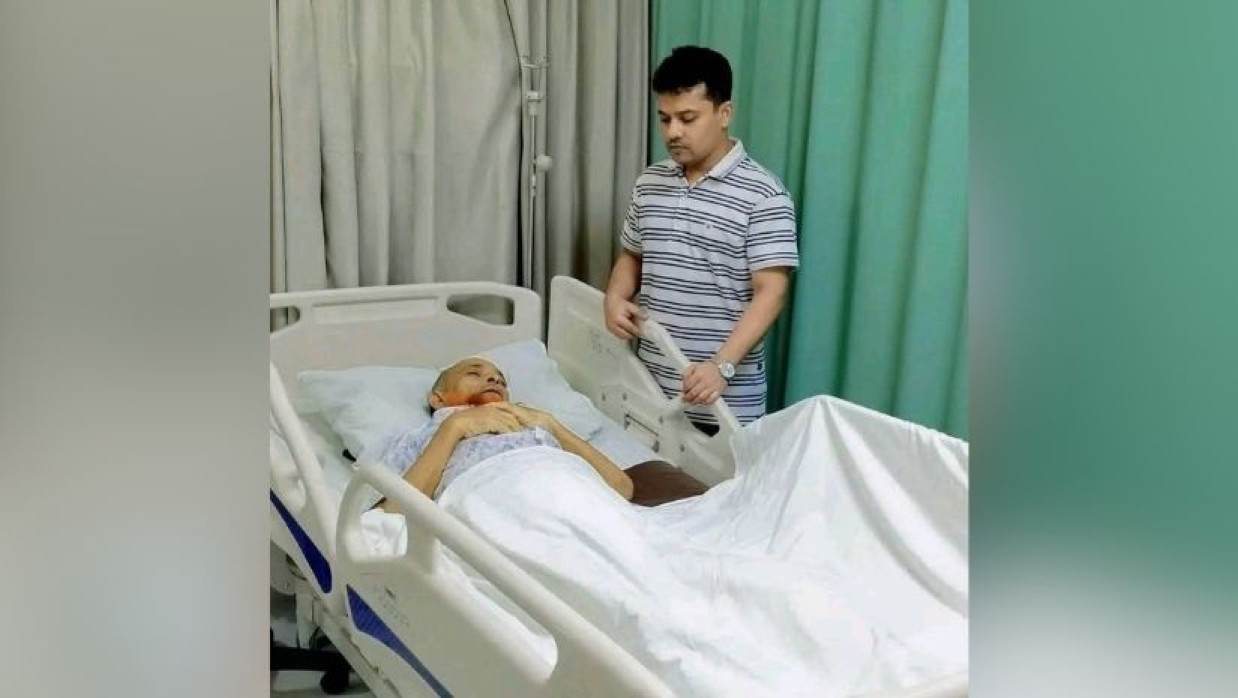 হাসপাতালে পিতার পাশে ছাত্রদল নেতা মিনহাজ আহমেদ প্রিন্স