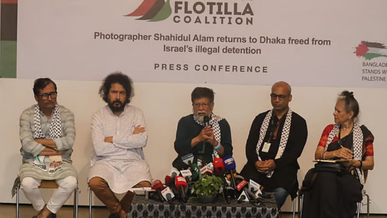 বক্তব্য রাখছেন দৃকের ব্যবস্থাপনা পরিচালক এবং আলোকচিত্রী শহিদুল আলম