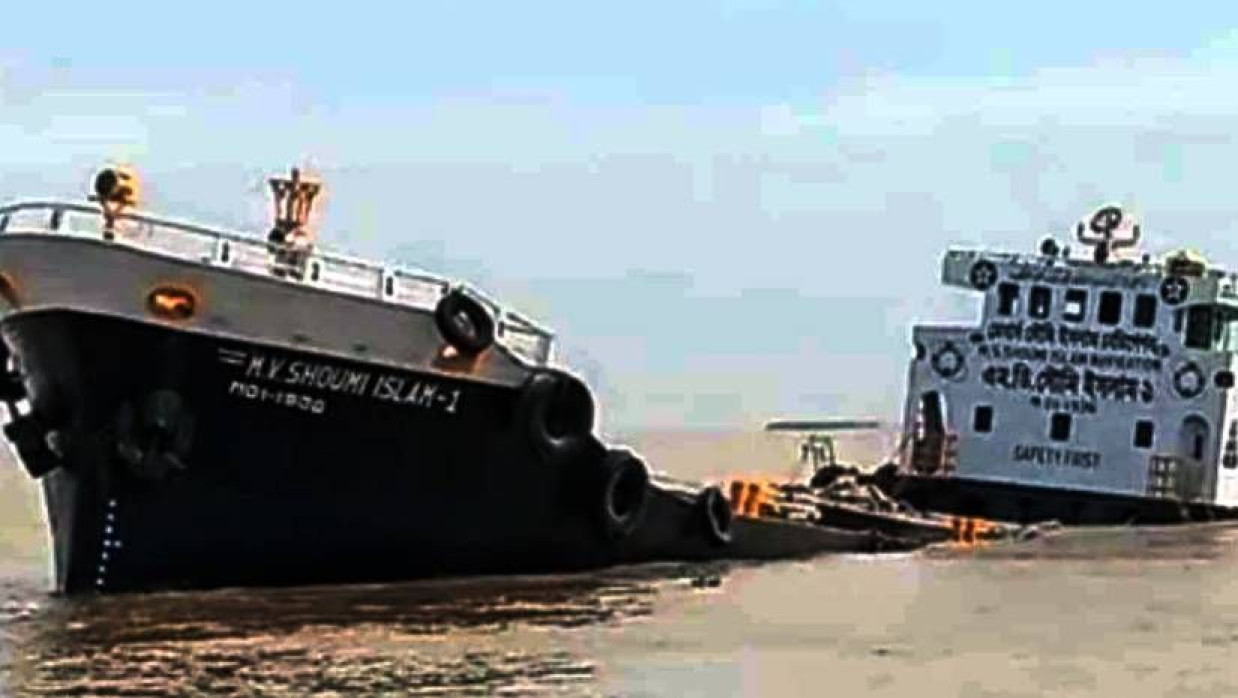 দৌলতখান উপজেলার মাছঘাট-সংলগ্ন মেঘনা নদী কার্গো জাহাজ ডুবে যায়