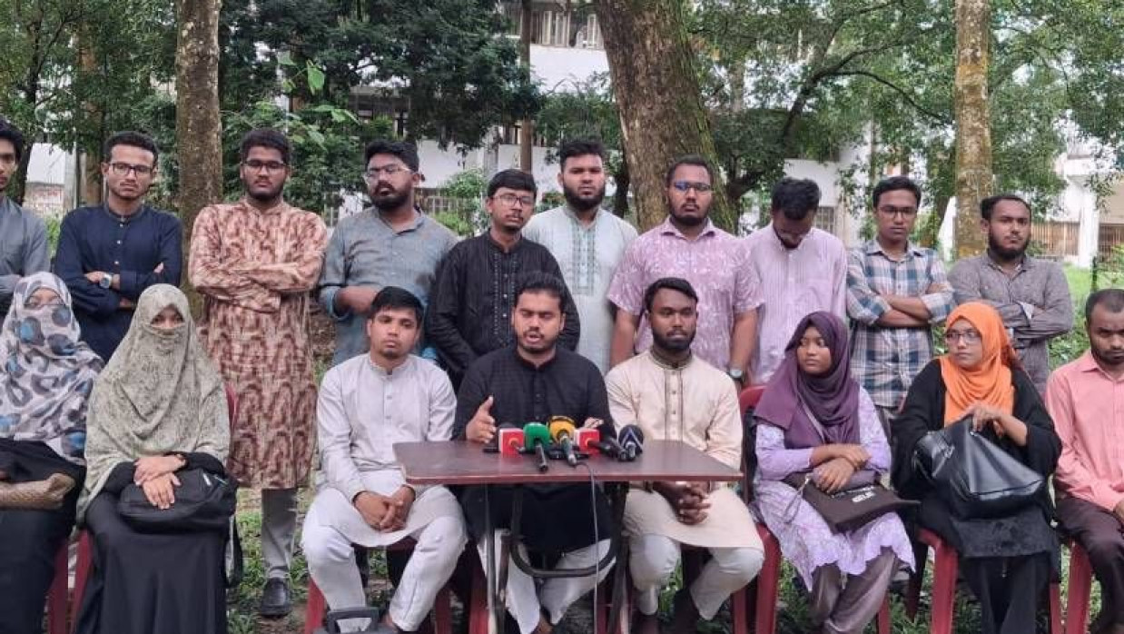 বিশ্ববিদ্যালয়ের জারুলতলায় সংবাদ সম্মেলন করে সম্প্রীতির শিক্ষার্থী জোট